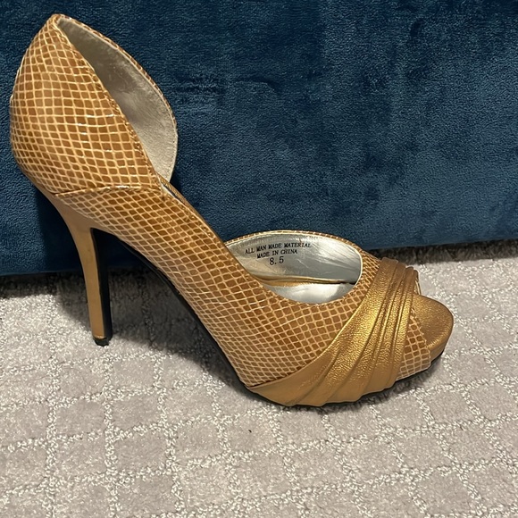 Promiscuous Taupe Heals - Picture 2 of 5